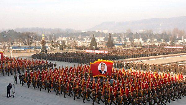 Armee marschierte vor Kumsusan-Palast auf