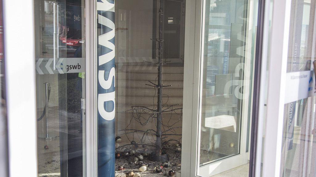 Christbaumbrand im GSWB-Gebäude