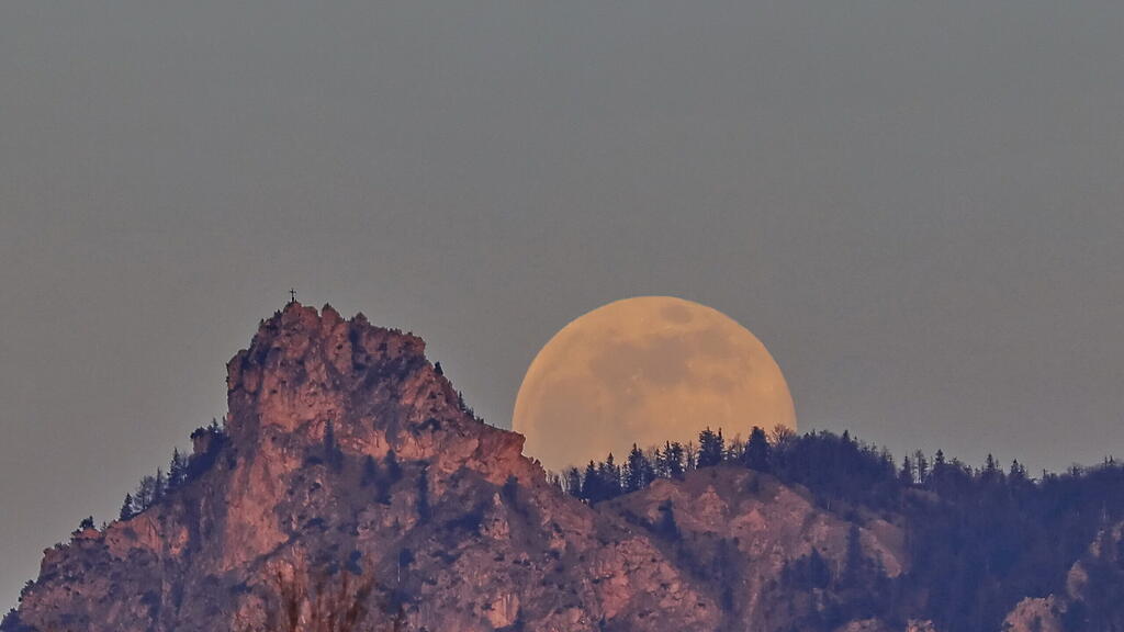 Supermond in Salzburg am 26. April 2021