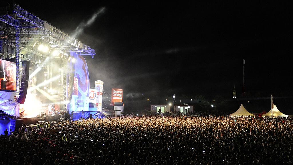 Festivals ziehen abertausende Menschen an.