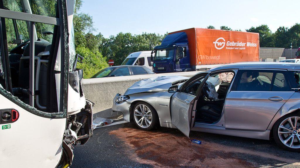 Unfall mit Pkw und zwei Bussen bei Anschlussstelle Hagenau