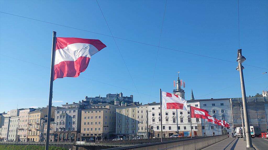 Beflaggung der Staatsbrücke