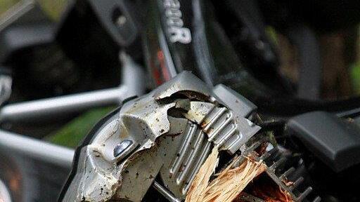 Biker prallt in Baum