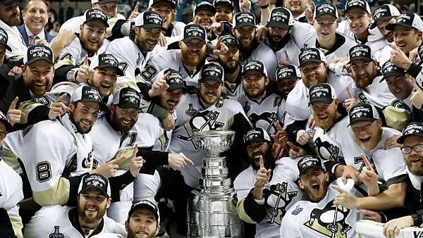 Die Penguins mit der heiß begehrten Trophäe
