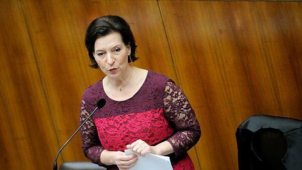 Frauenministerin Heinisch-Hosek im Parlament