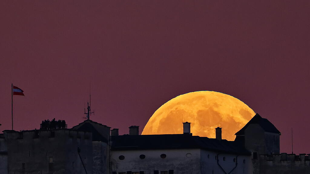 Supermond über Salzburg