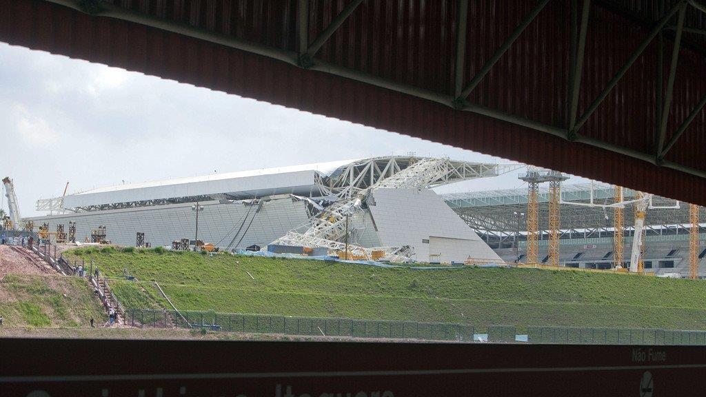 Brasilien: Kran stürzt auf WM-Stadion