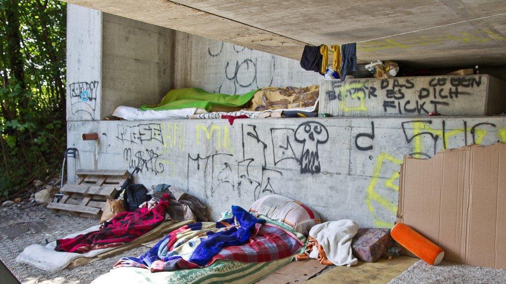 Bettlerlager unter der Autobahn