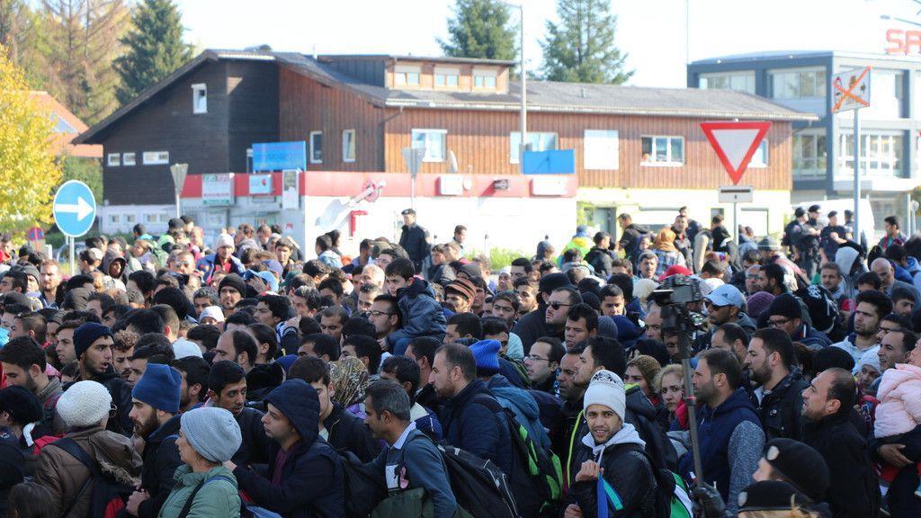 Flüchtlinge marschieren zu Grenze