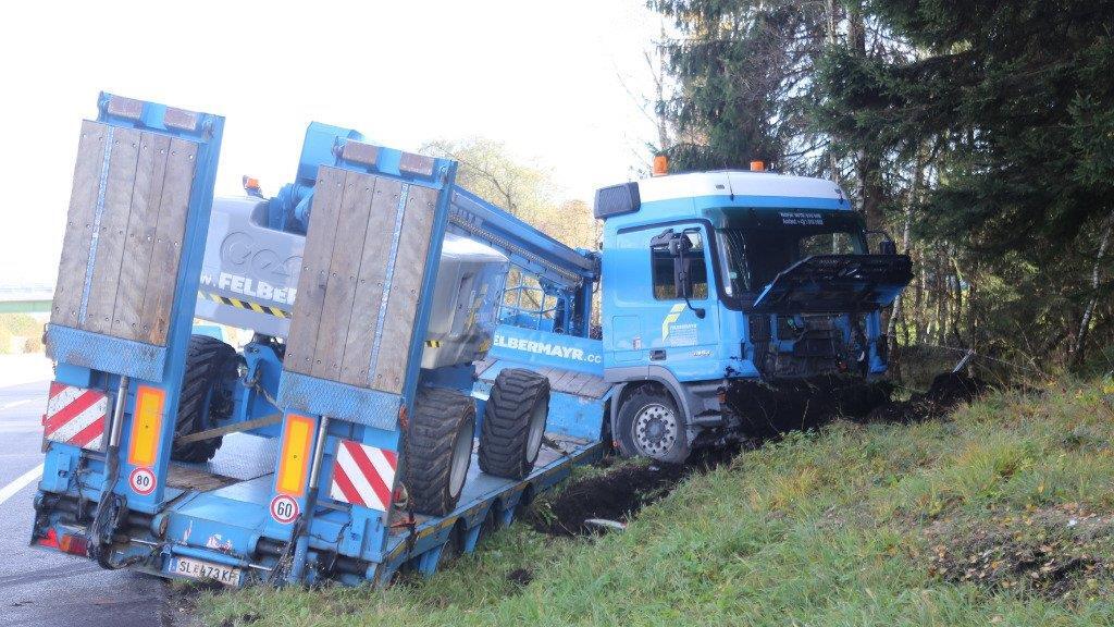 Sattelzug kracht gegen Böschung