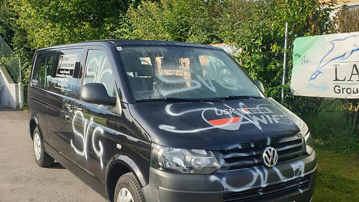 beschmierter bus, USK Anif