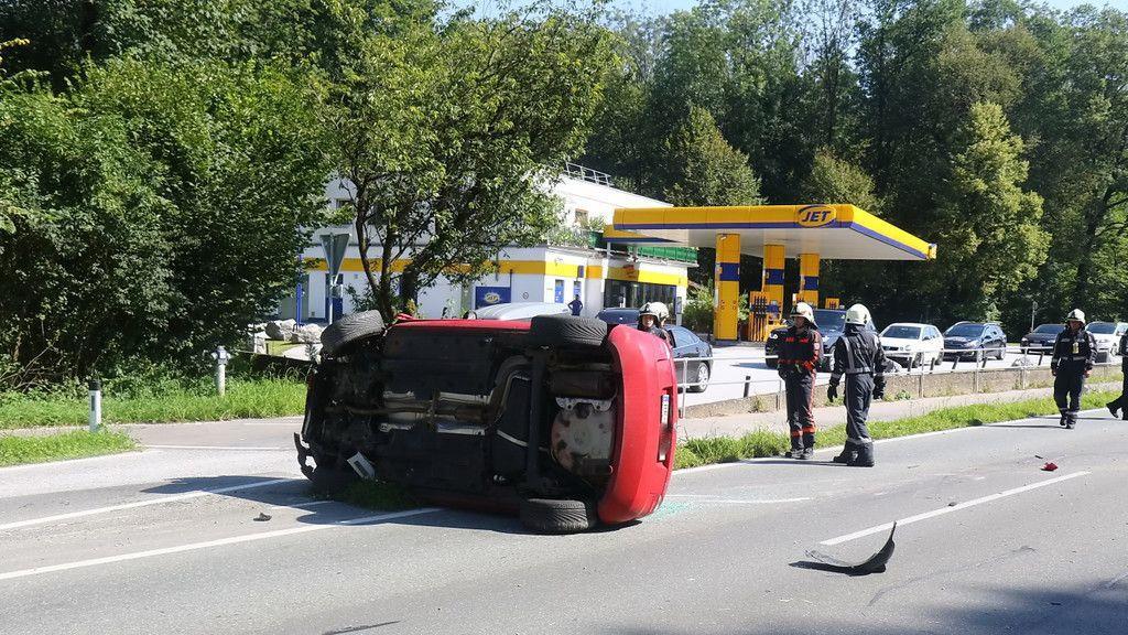 Pkw räumt in Alpenstraße Straßenlaterne ab und überschlägt sich