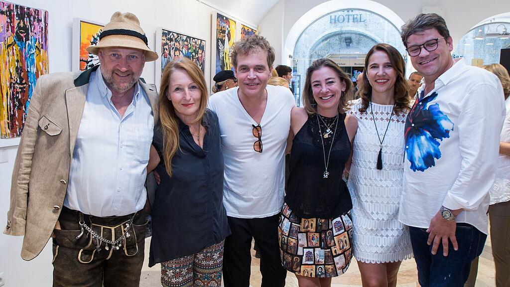 Viele Promis besuchten die Vernissage von Sascha Wussow (Mitte).