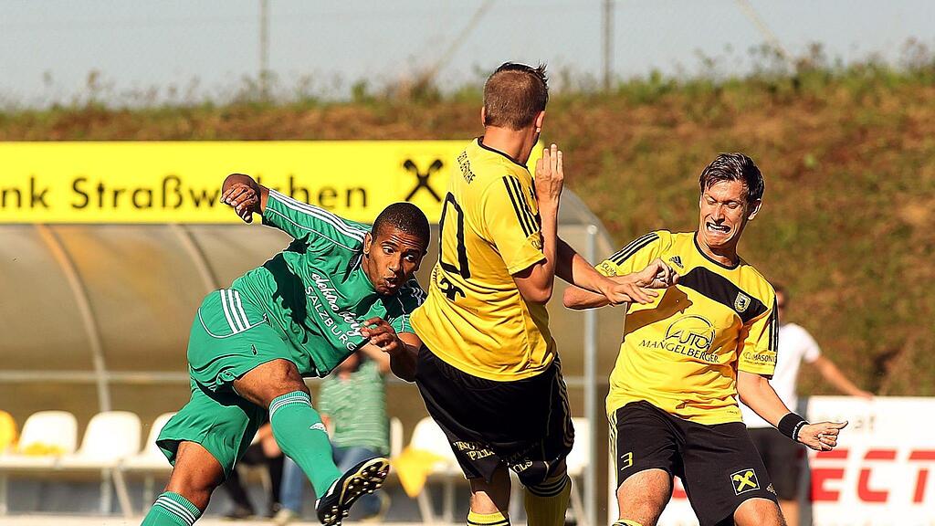 Straßwalchen (grün) schaffte im Flachgauer Derby gegen Berndorf ein 1:1 und mischt mit vier Punkten vorne mit.