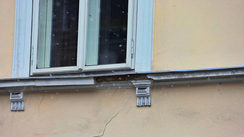 Gebäudeteile krachen in Salzburger Imbergstraße auf Gehsteig