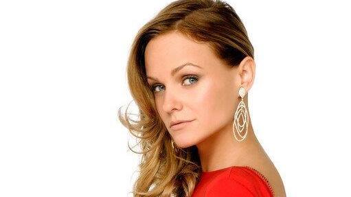 Mirjam Weichselbraun präsentiert Kleid für Opernball 2013