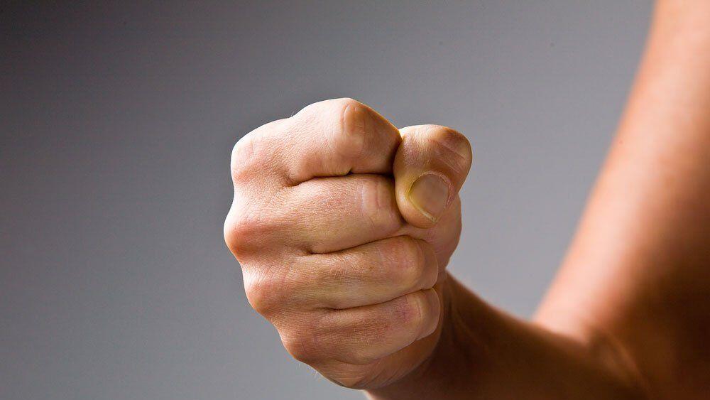 Der Flachgauer hatte die Frau vorerst verbal bedroht und ihr dann Faustschläge gegen Kopf-, Bauch und Brustbereich versetzt.