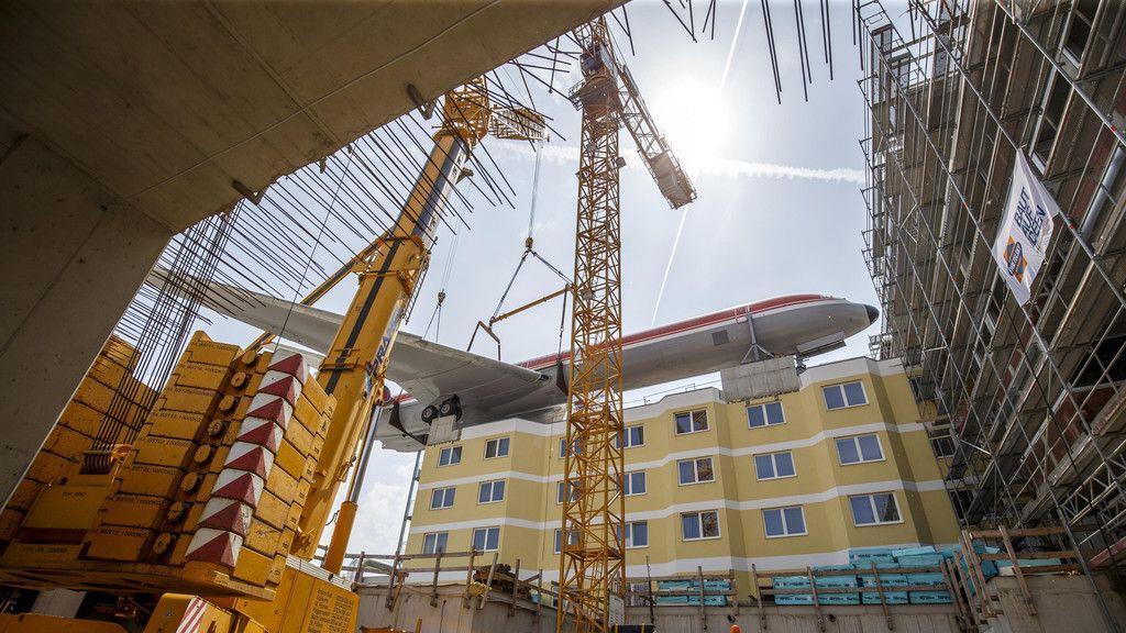 Grazer Hotel mit Flugzeug am Dach