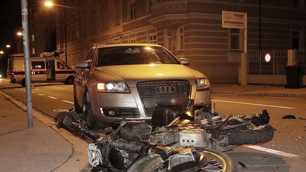 Der Biker krachte mit seinem Motorrad frontal gegen den Pkw.