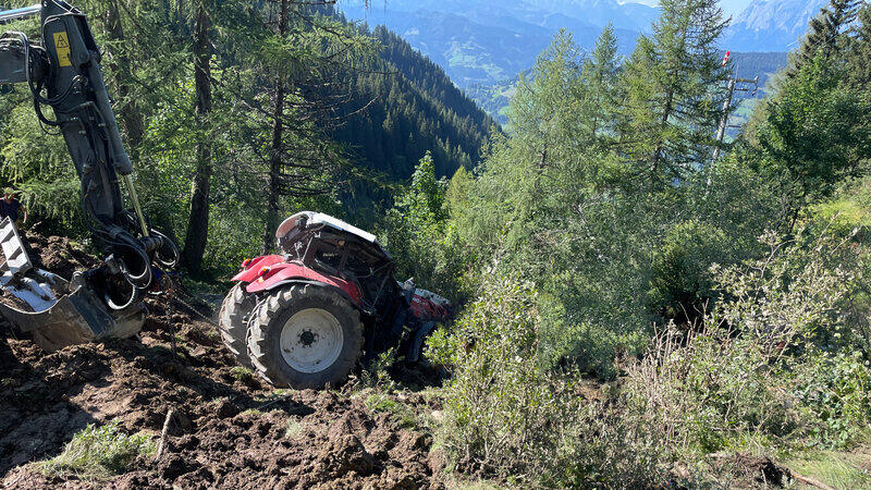 Traktor stürzt mit Bagger in St. Johann ab