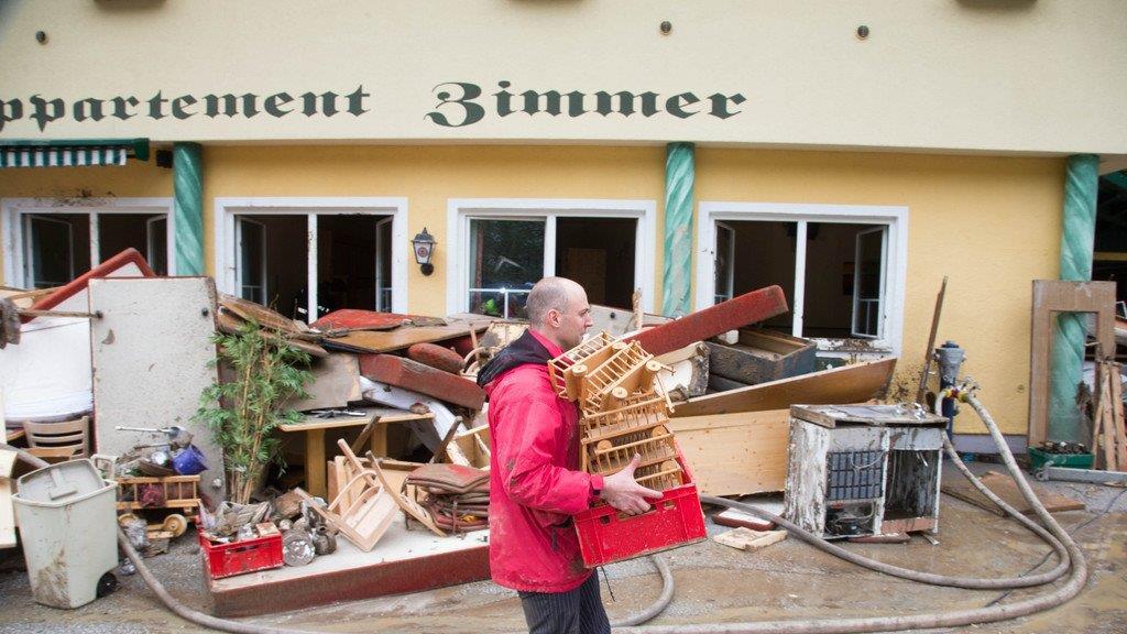 Aufräumarbeiten in Hüttau