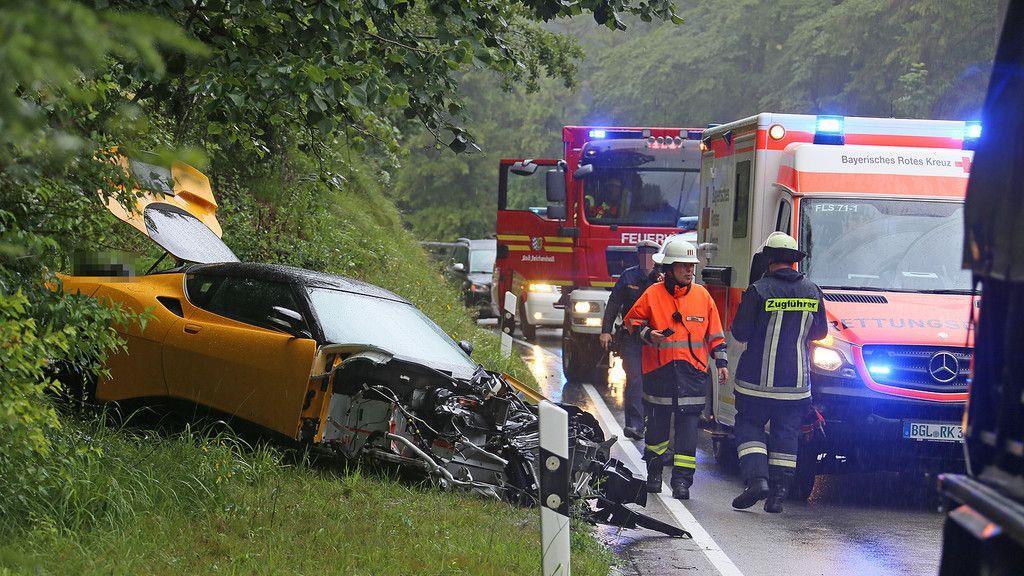 Luxusauto prallt in Bayern gegen Leitplanke