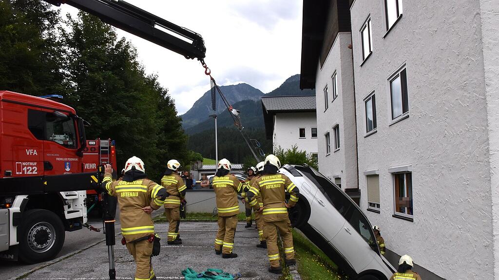 Auto contra Hausmauer Abtenau