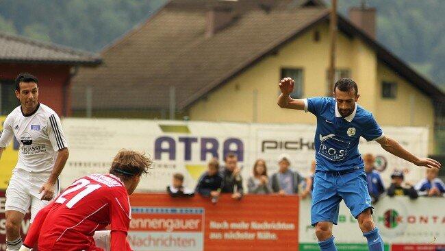 Josip Lukacevic (re.) setzt sich mit einem Viererpack (neun Saisontreffer) gegen FC Hallein an die Spitze der Torjägerliste.