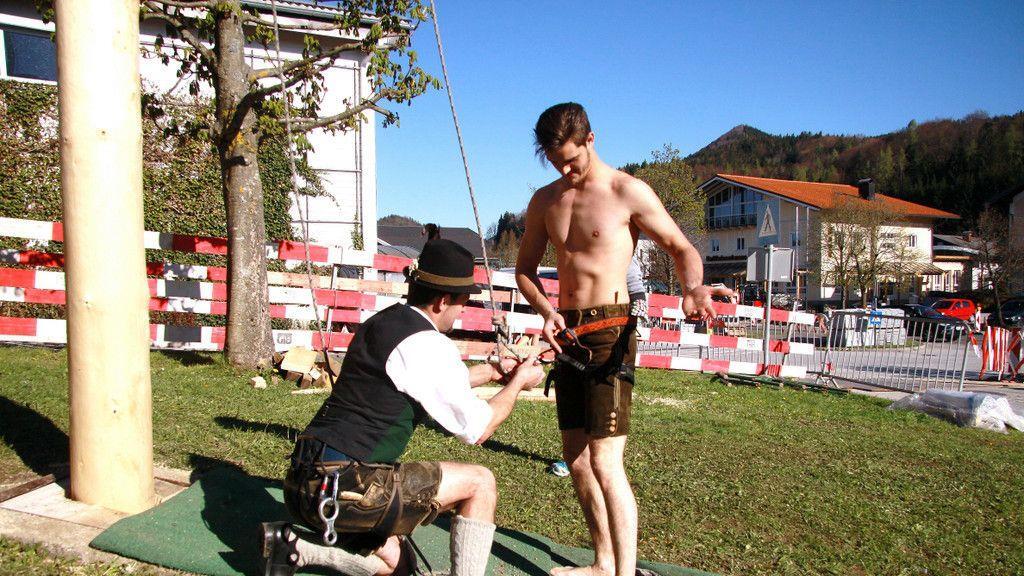Maibaumklettern in Hof