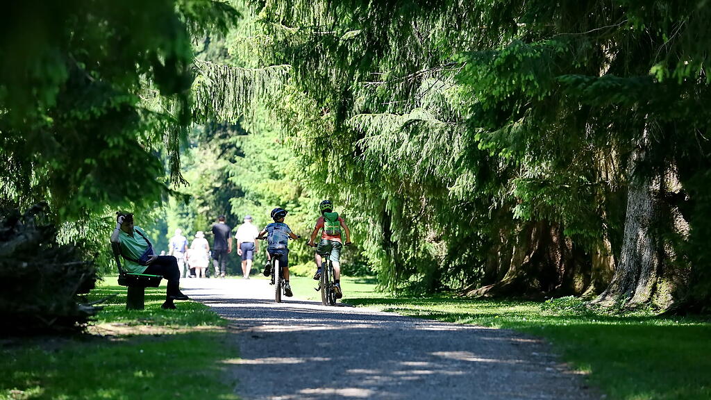 Sommerwetter: Salzburger stürmen Hellbrunn