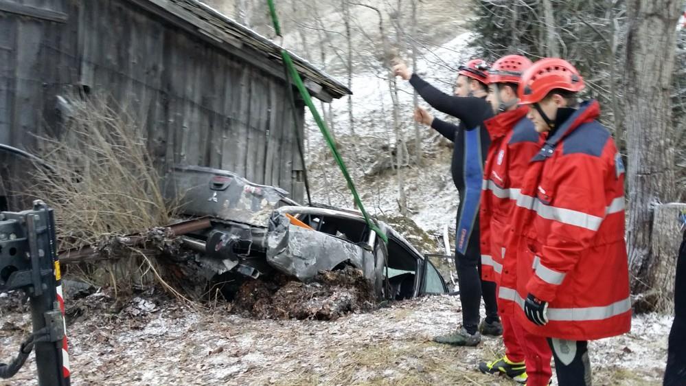 Unfall auf L219: Pkw in Bachbett
