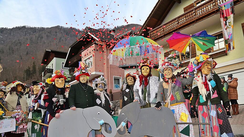 CORONA OBERÖSTERREICH - NARREN ZOGEN PRIVAT AM ROSENMONTAG DURCH EBENSEE =.jpg