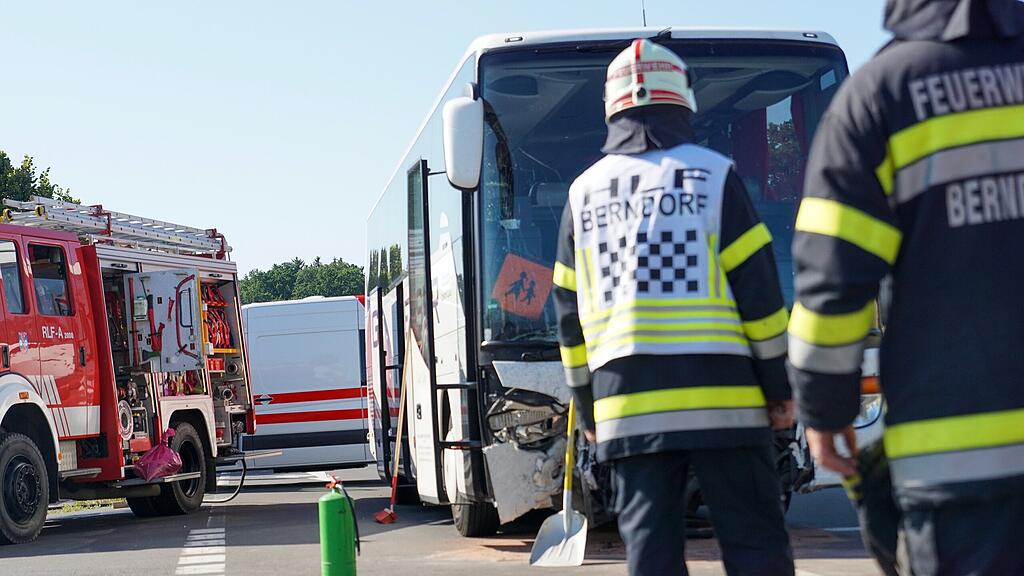 Pkw contra Schulbus in Steiermark