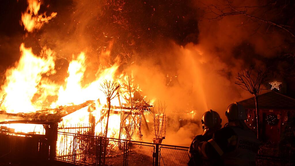 In Eibiswald im weststeirischen Bezirk Deutschlandsberg stand in der Nacht auf Samstag, 24. Dezember 2016, eine unbewohnte Gehöftgruppe in Vollbrand.