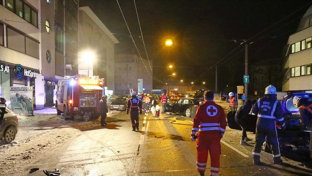 Verletzte nach Crash in Hellbrunner Straße