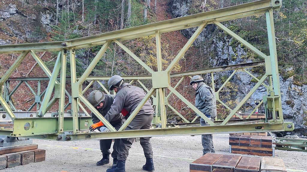 Hunderte Soldaten bauen Brücken in Annaberg-Lungötz