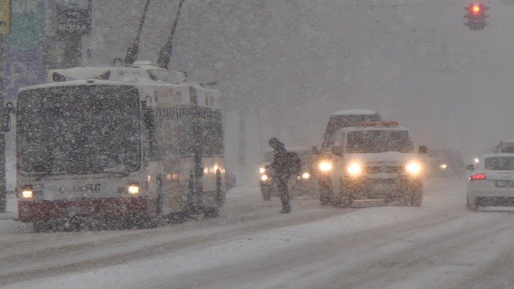 Schnee sorgt für Unfälle und Verkehrschaos: Schneefahrbahn in der Stadt Salzburg