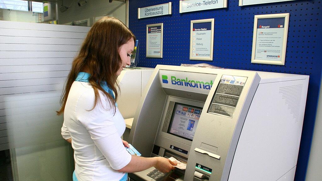 "Cash Trapping" nennt man eine Diebstahlsvariante, bei dem von den Tätern eine Alu-Metallleiste im Bereich des Geldausgabeschlitzes eines Bankomaten geklebt wird.
