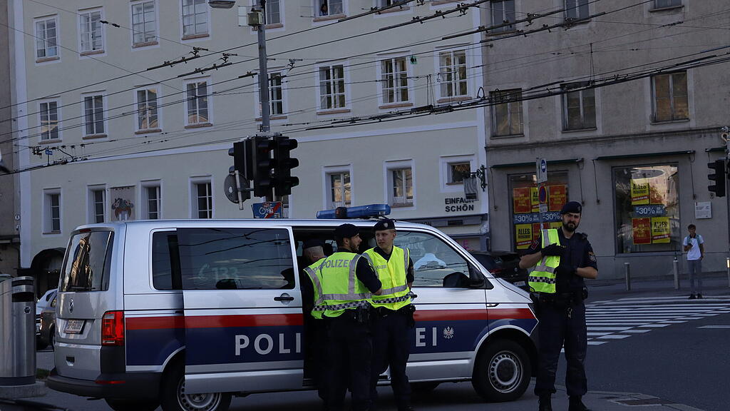 Klebe-Blockade auf Staatsbrücke