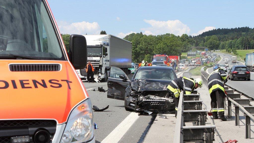 Horror-Crash mit drei Autos auf A8 endet glimpflich