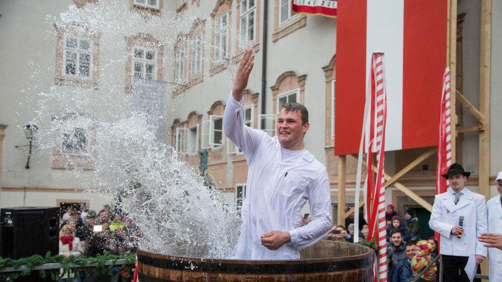 Traditioneller Metzgersprung in Salzburg