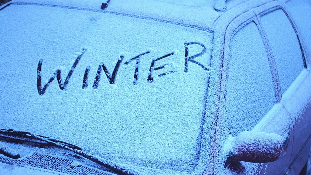 Nur wenige Autofahrer haben im Winter eine Schaufel im Fahrzeug.