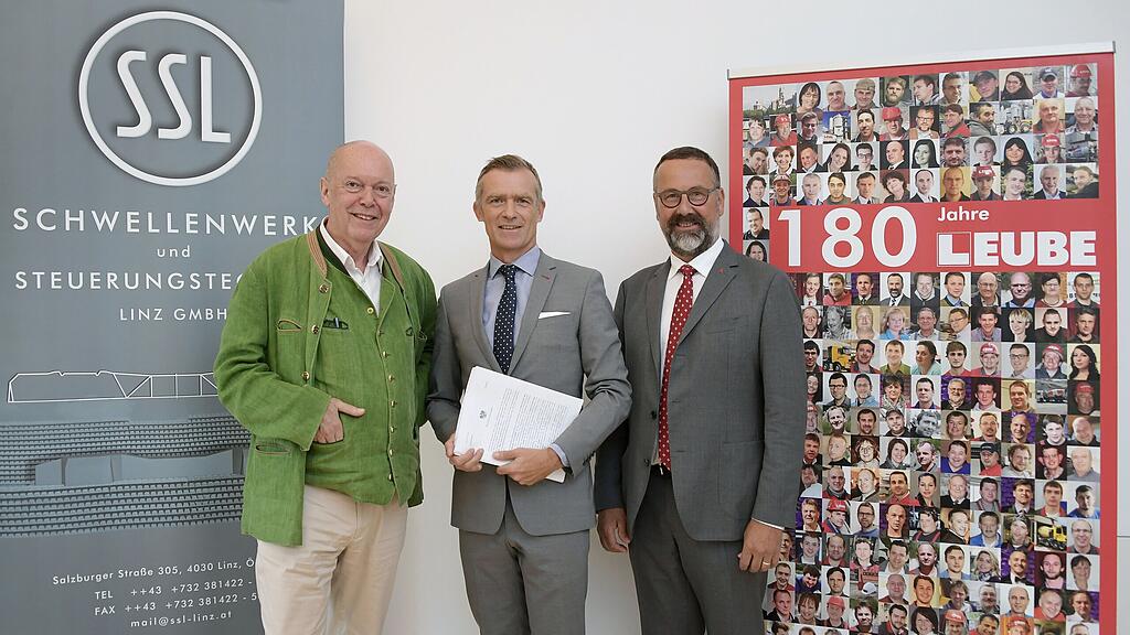 Im Bild (v.li.): Der übergebende Eigentümer Hans Weidinger gemeinsam mit dem Leube-Führungsduo Heimo Berger und Rudolf Zrost.