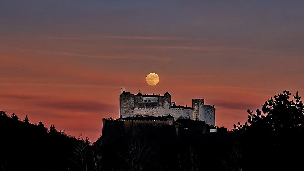 Erster Vollmond 2023 über Salzburg