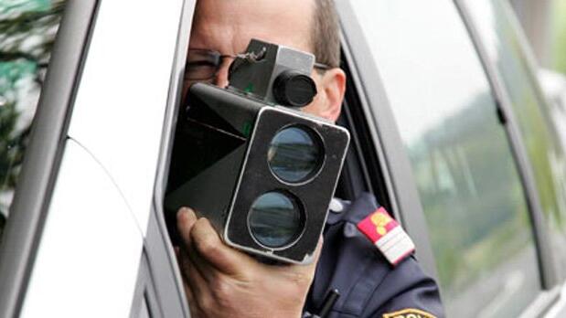Fast drei Mal so schnell wie erlaubt: Das erlebt auch die Polizei nicht alle Tage.
