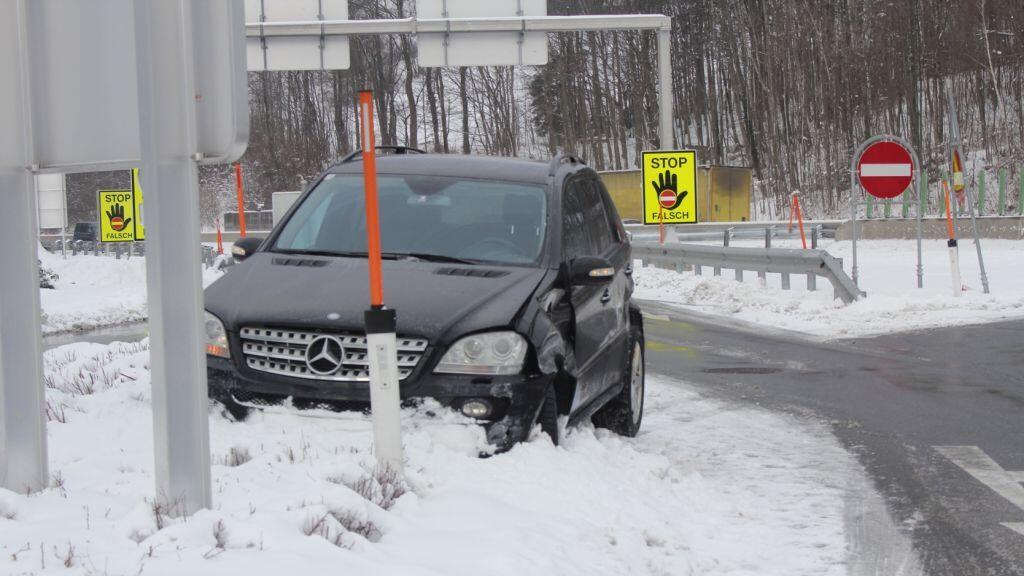 Beim Auto dürfte das elektronische Stabilisierungsprogramm ausgefallen sein.