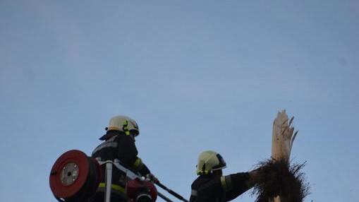 Sturm knickt Maibaum in St. Johann im Pongau
