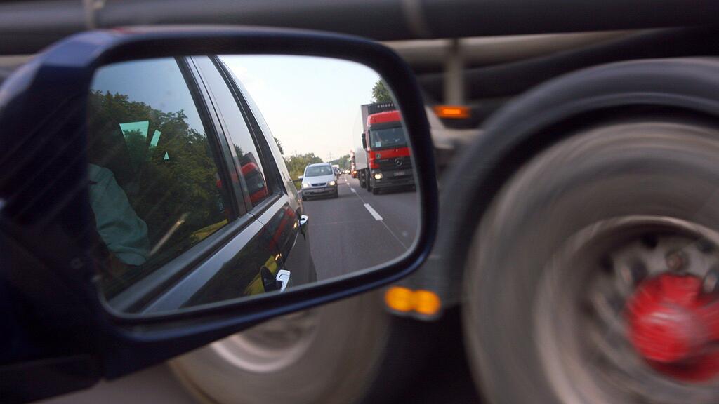 Zwei Lkw stießen aus ungeklärter Ursache frontal zusammen.
