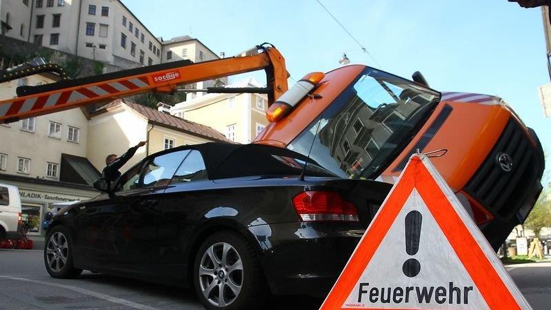 Hubsteiger kippt am Kajetanerplatz