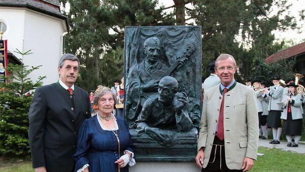 Bürgermeister Peter Schröder, Berta Meisthuber und Landeshauptmann Stv. Wilfried Haslauer bei der Enthüllung des Denkmals